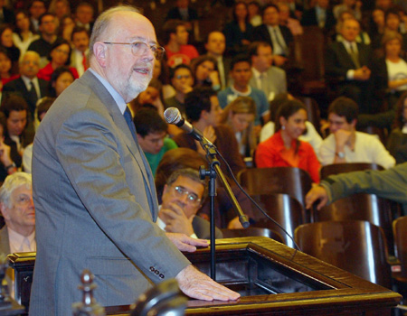 Min. Flávio Bierrenbach discursa no lançamento do livro “Estado de Direito Já! – Os trinta anos da Carta aos Brasileiros”, em 8 de agosto de 2007, no Salão Nobre da Faculdade de Direito da USP. Foto: Brígida Rodrigues
