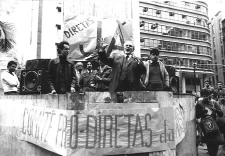 Goffredo discursa em favor das eleições diretas na Tribuna Livre do Largo de São Francisco, em 1984. Foto: Antonio Mafalda/Folha Imagem