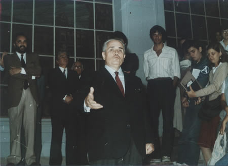 Goffredo discursa na escadaria da Faculdade de Direito da USP em março de 1985
