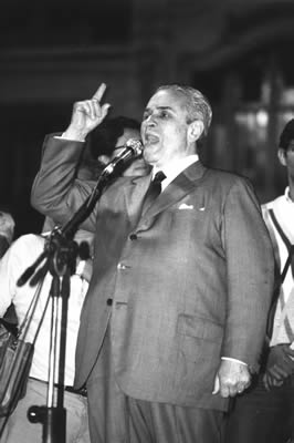 Goffredo discursa em ato público pela Assembleia Nacional Constituinte desvinculada do Congresso, em 1985. Foto: Silvio Ferreira/Folha Imagem