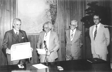 Goffredo recebe o título de Professor Emérito da USP na Reitoria em 1985. Foto: Vidal Cavalcante/Folha Imagem