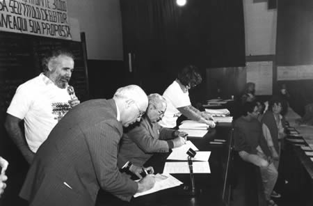 Goffredo assina proposta para a constituinte em 1987. À esquerda, o Professor Dalmo Dallari e o então vereador Francisco Whitaker. Foto: Sergio Tomisaki/Folha Imagem