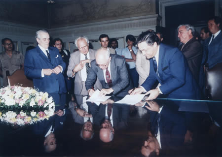Goffredo participa da assinatura do contrato para a construção do prédio anexo à Faculdade de Direito da USP, em 21 de abril de 1989, com o Professor Dalmo Dallari, diretor da Faculdade, e o reitor da USP, Professor José Goldenberg