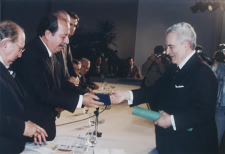 Goffredo recebe o Prêmio Moinho Santista, em 1989