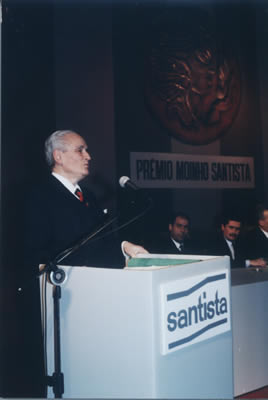 Goffredo agradece o Prêmio Moinho Santista, em 1989