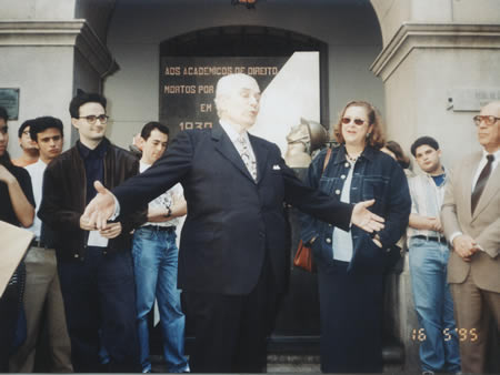 Goffredo discursa na festa de seus 80 anos, no pátio das Arcadas (Faculdade de Direito da USP), em 1995. À direita, o Professor Dalmo Dallari