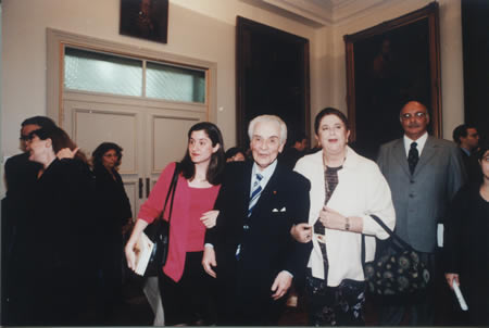 Goffredo chega ao lançamento d' A Folha Dobrada , com Maria Eugênia (à direita) e Olivia, em 15 de setembro de 1999, na Sala Visconde de São Leopoldo (Faculdade de Direito da USP)