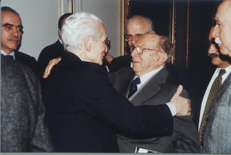 os Professores Goffredo e Miguel Reale se abraçam no lançamento d' A Folha Dobrada , em 15 de setembro de 1999, na Sala Visconde de São Leopoldo (Faculdade de Direito da USP)