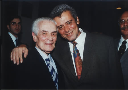 Goffredo com seu filho Goffredo da Silva Telles Neto no lançamento d' A Folha Dobrada , em 15 de setembro de 1999, na Sala Visconde de São Leopoldo (Faculdade de Direito da USP)