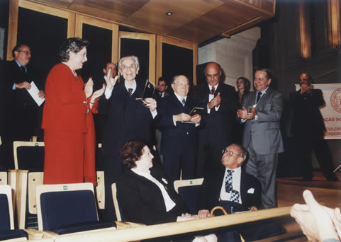 Os Professores Goffredo e Miguel Reale recebem homenagem na comemoração do 70º aniversário da Associação dos Antigos Alunos da Faculdade de Direito da USP, em 12 de junho de 2001, no Teatro São Paulo