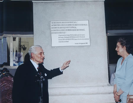 Goffredo discursa no descerramento da placa comemorativa dos 25 anos da Carta aos Brasileiros, no pátio das Arcadas (Faculdade de Direito da USP), em agosto de 2002