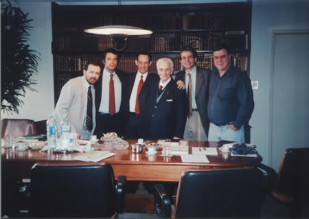Goffredo em seu escritório com os advogados Flávio Straus, Adriano Carrazza, Dennys Távora, Otávio Pinto e Silva e Cássio Schubsky em reunião comemorativa dos 15 anos do Círculo das Quartas-Feiras, em 5 de outubro de 2003