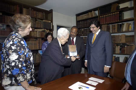 Goffredo recebe o Prêmio Franz de Castro de Direitos Humanos das mãos do Dr. Hédio Silva Junior, Coordenador da Comissão de Direitos Humanos da OAB/SP, em seu escritório em 10 de dezembro de 2004