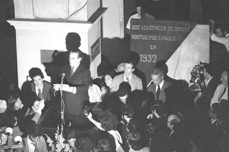 Goffredo lê a Carta aos Brasileiros, no pátio das Arcadas (Faculdade de Direito da USP), em 8 de agosto de 1977, ante numerosa assistência. Foto: Hélio Campos Mello