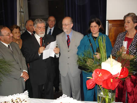 O Prof. Celso Lafer lê mensagem de agradecimento do homenageado na comemoração do 90º aniversário do Prof. Goffredo na Sala Visconde de São Leopoldo (Faculdade de Direito da USP) em 16 de maio de 2005