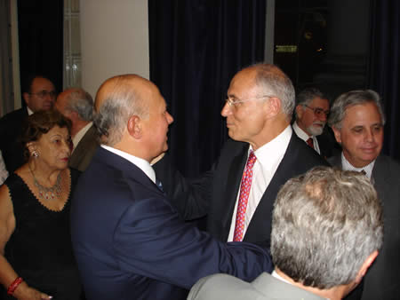 O Senador Eduardo Suplicy abraça o Presidente da Associação dos Antigos Alunos da FDUSP, Dr. José Carlos Madia de Souza, na comemoração do 90º aniversário do Prof. Goffredo, na Sala Visconde de São Leopoldo (Faculdade de Direito USP), em 16 de maio de 2005